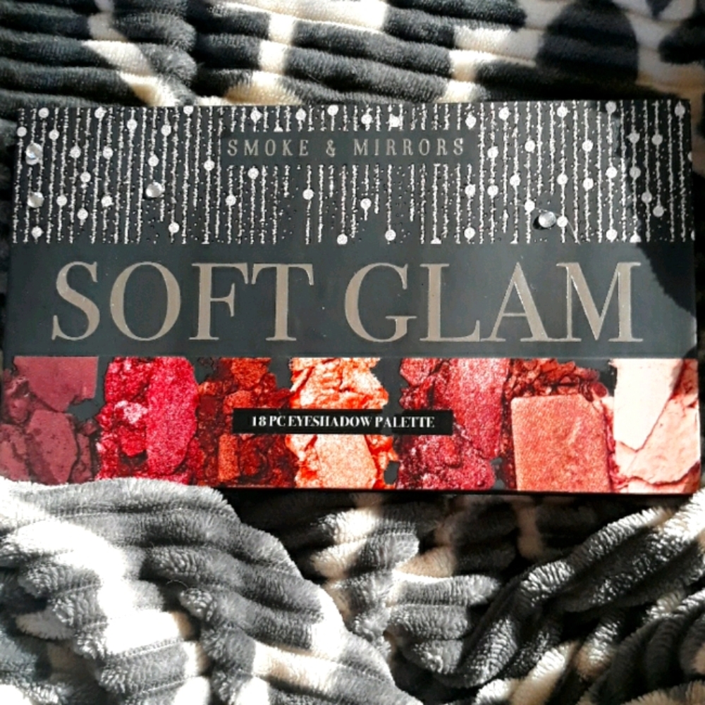 Smoke & Mirrors Soft Glam 18 Piece Eyeshadow Palet